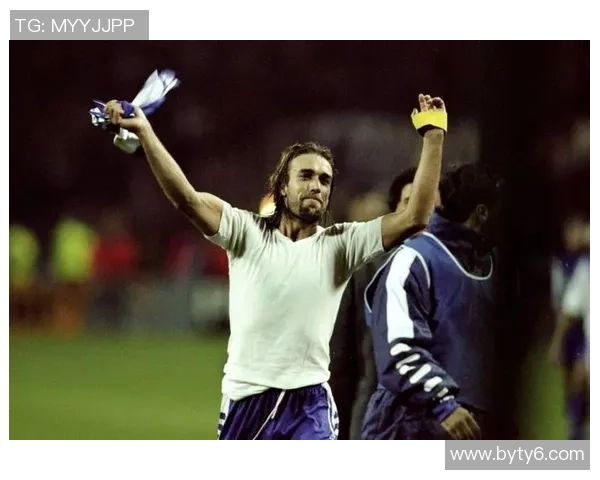 足球明星真实照片:球场上与生活中的不同面孔展现